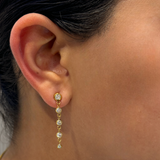 Aretes largos colgantes con zirconias: el equilibrio perfecto entre brillo y elegancia. Ideales para añadir un toque sofisticado y glamoroso a tu look. 💎💫