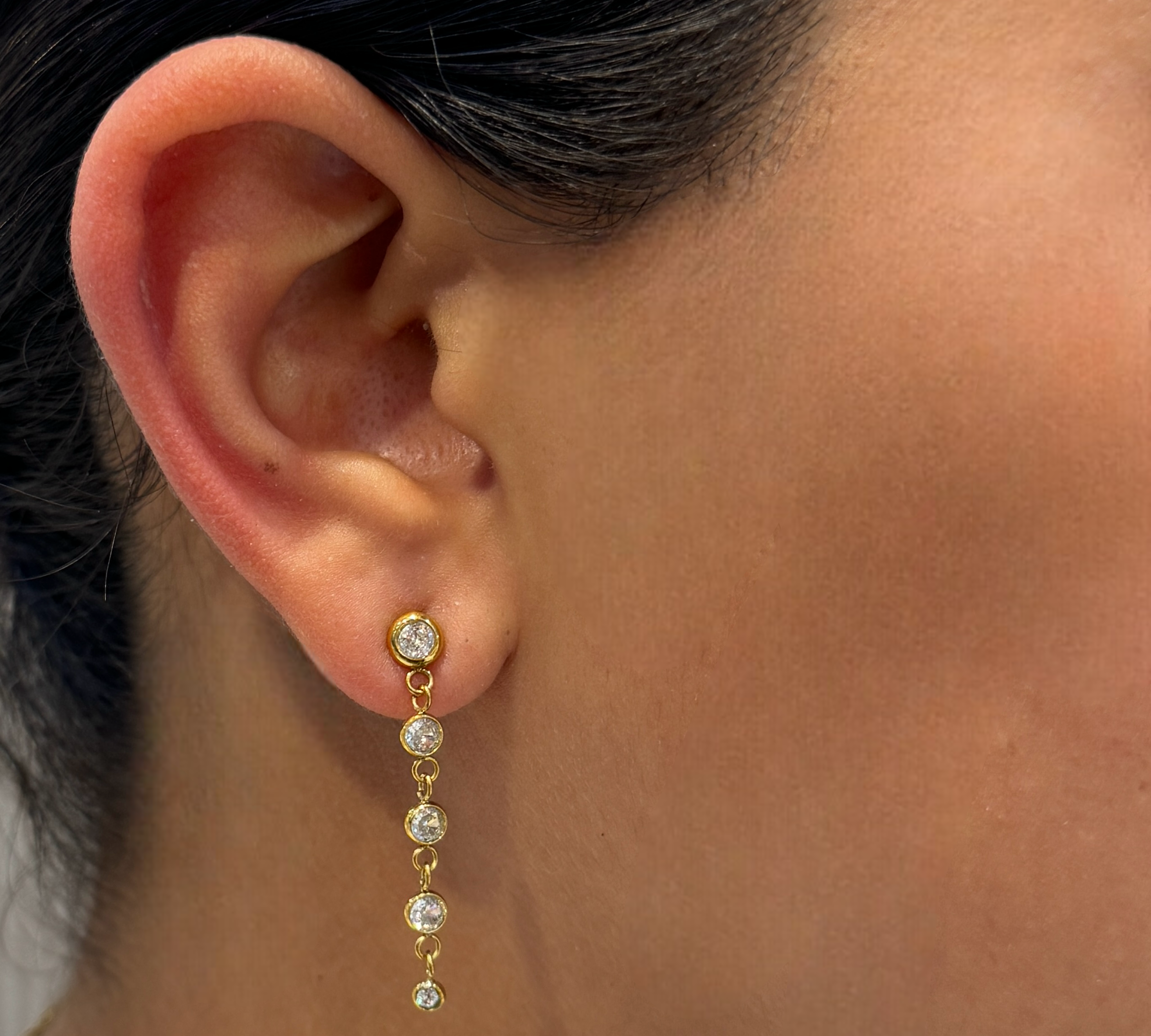 Aretes largos colgantes con zirconias: el equilibrio perfecto entre brillo y elegancia. Ideales para añadir un toque sofisticado y glamoroso a tu look. 💎💫