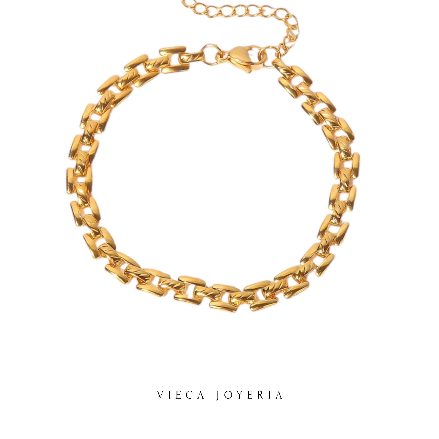 
Brazalete dorado estilo links, elegante y versátil, con eslabones entrelazados de diseño sofisticado. Perfecto para realzar cualquier outfit, desde casual hasta formal, con un toque moderno y atemporal.
