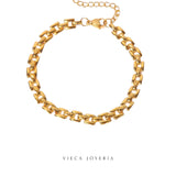 
Brazalete dorado estilo links, elegante y versátil, con eslabones entrelazados de diseño sofisticado. Perfecto para realzar cualquier outfit, desde casual hasta formal, con un toque moderno y atemporal.