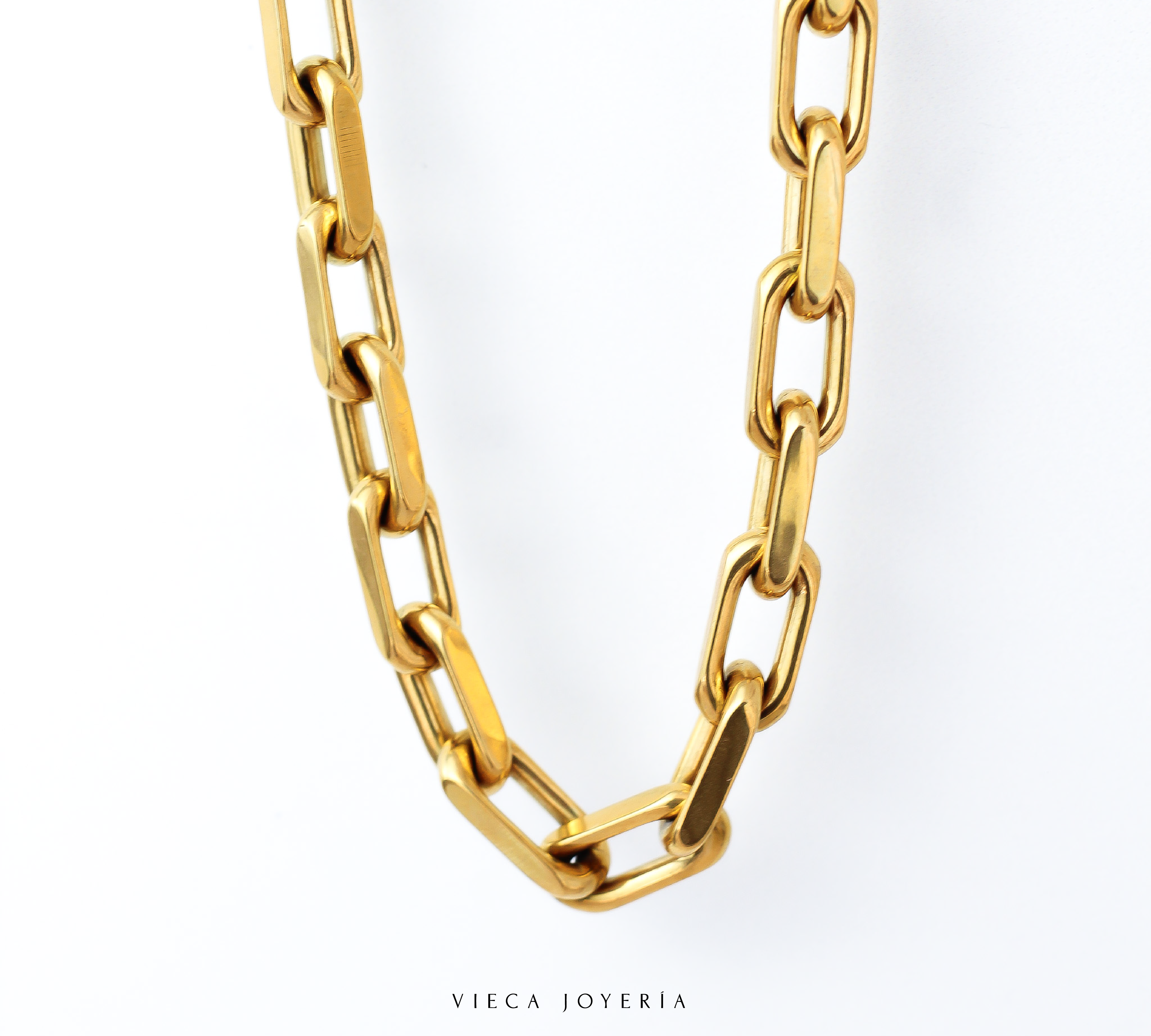 un diseño audaz y en tendencia, perfecto para elevar tu estilo con un toque moderno y sofisticado. 💛