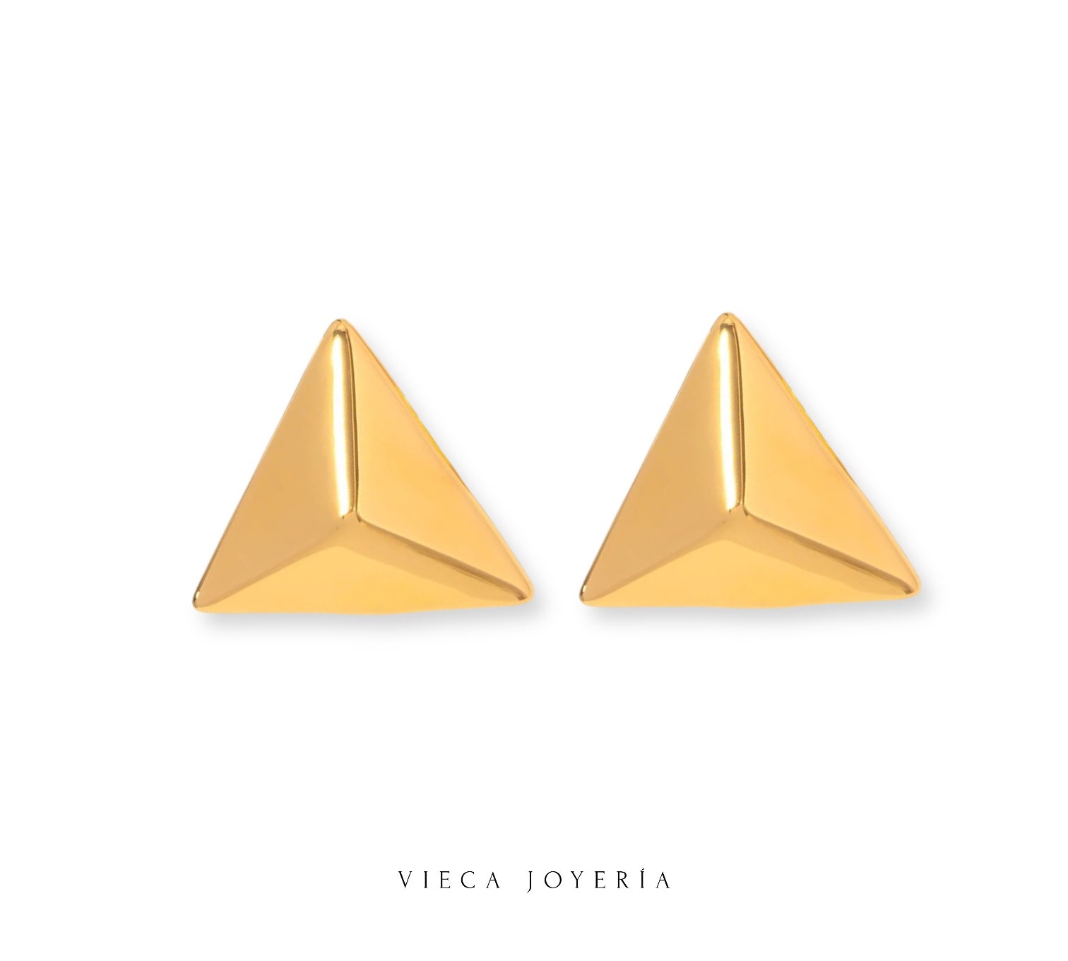 Aretes triangulares en tendencia, el toque perfecto para elevar cualquier look. Su diseño moderno y versátil los hace ideales para brillar día y noche. ¡Combínalos como quieras!