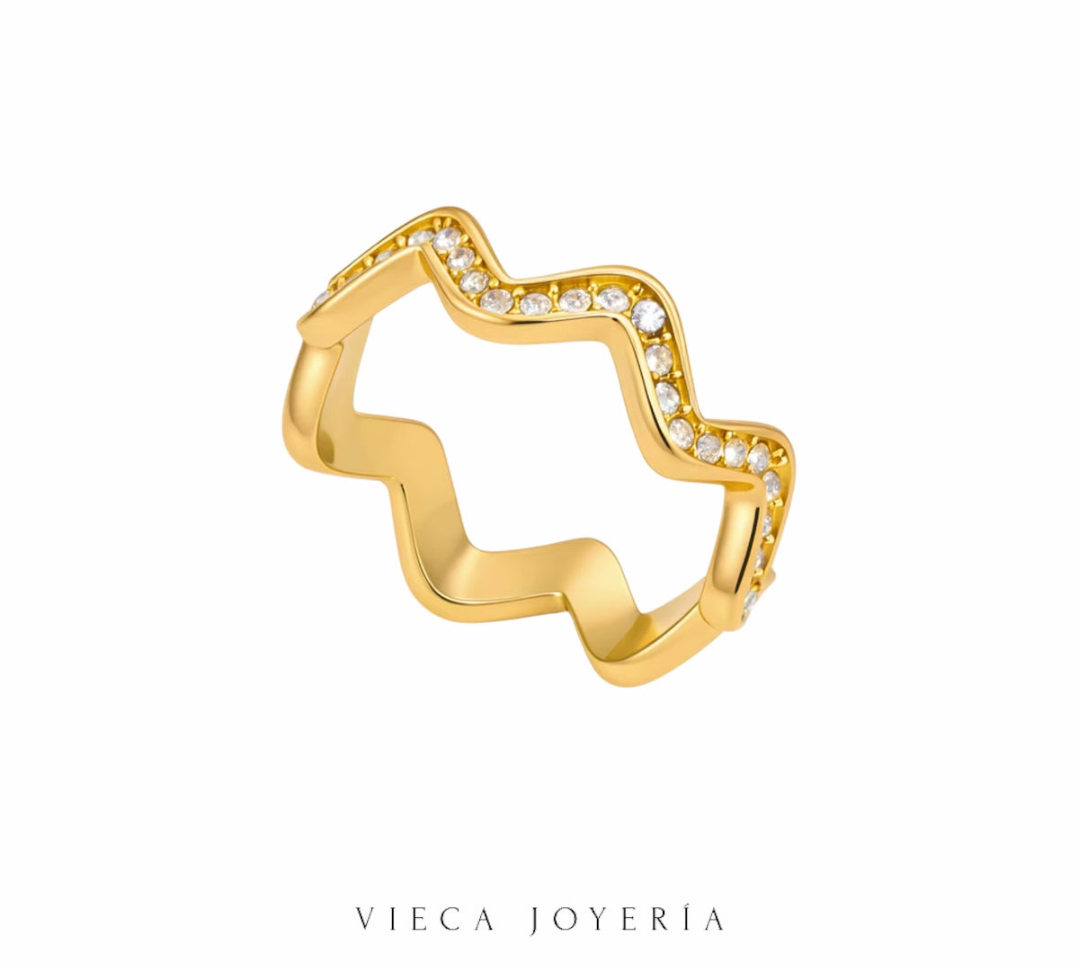 Anillo ondulado dorado de Vieca Joyería con circonias brillantes engastadas en diseño sinuoso y elegante.