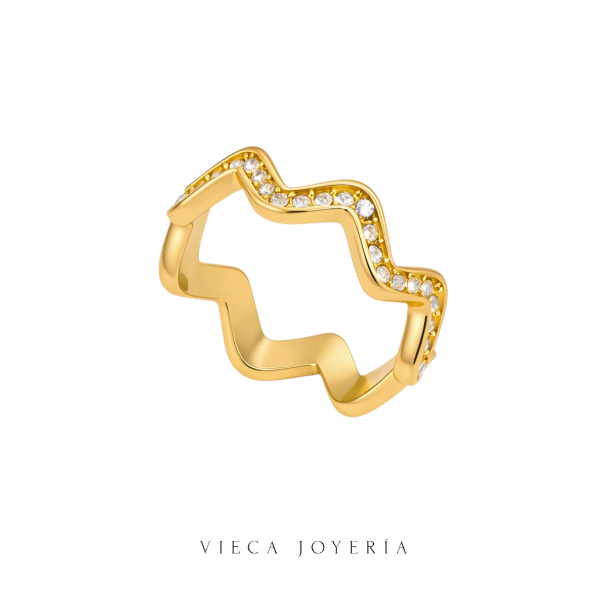 Anillo ondulado dorado de Vieca Joyería con circonias brillantes engastadas en diseño sinuoso y elegante.