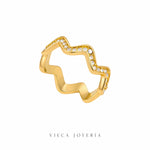 Anillo ondulado dorado de Vieca Joyería con circonias brillantes engastadas en diseño sinuoso y elegante.