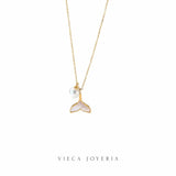 Collar Vieca Joyería con dije de cola de ballena dorado y perla cultivada blanca en cadena fina de tono dorado