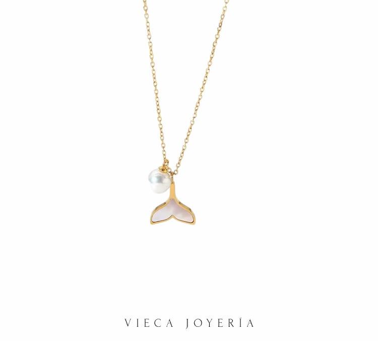Collar Vieca Joyería con dije de cola de ballena dorado y perla cultivada blanca en cadena fina de tono dorado