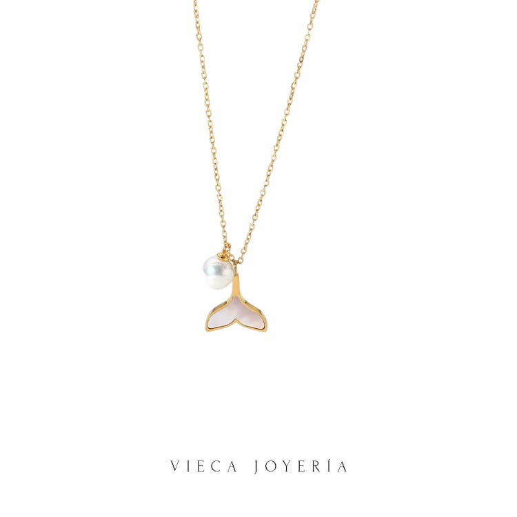 Collar Vieca Joyería con dije de cola de ballena dorado y perla cultivada blanca en cadena fina de tono dorado