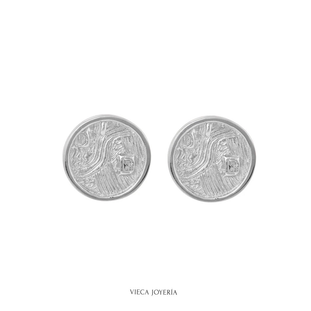 Adele Stud Earrings by Carolina Alatorre: Un diseño pequeño y en tendencia, elaborado en rodio de alta calidad. Estos aretes son ideales para cualquier ocasión, combinando sutileza y elegancia para complementar todos los estilos con un brillo atemporal y sofisticado.