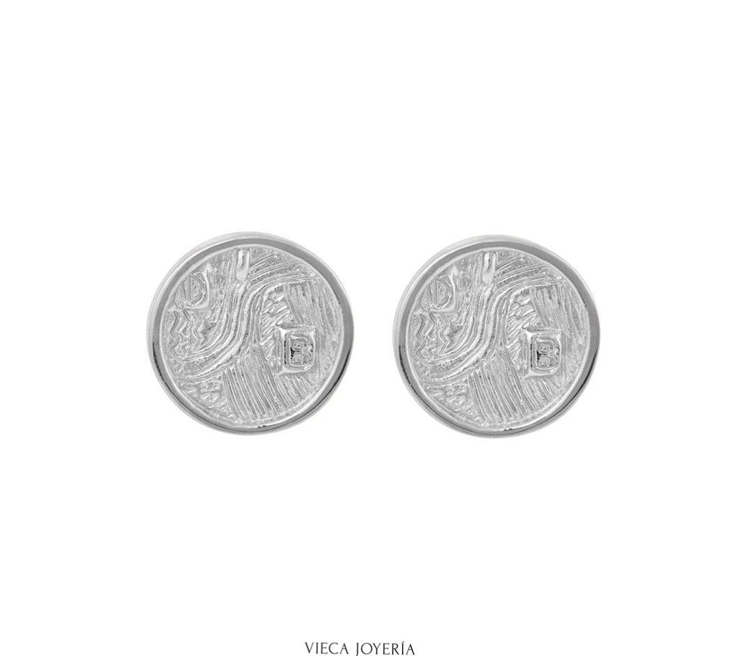 Adele Stud Earrings by Carolina Alatorre: Un diseño pequeño y en tendencia, elaborado en rodio de alta calidad. Estos aretes son ideales para cualquier ocasión, combinando sutileza y elegancia para complementar todos los estilos con un brillo atemporal y sofisticado.